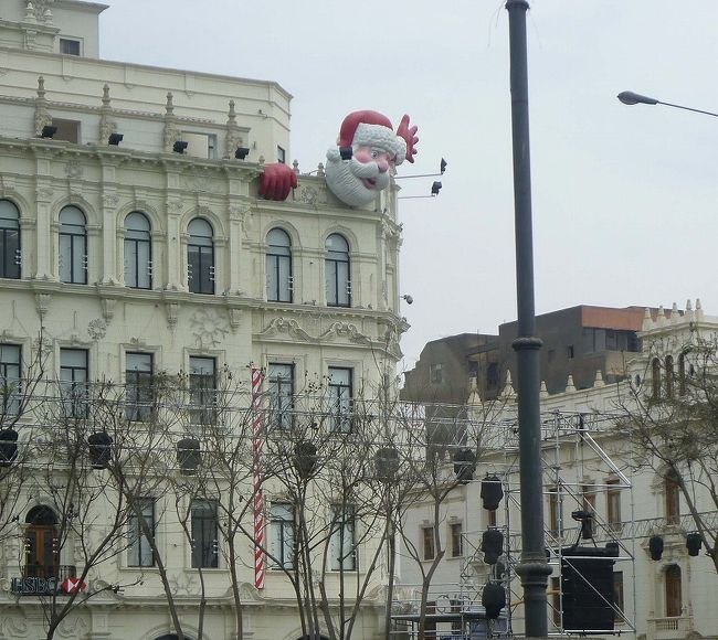 リマの街並み、サン・マルティン広場。ビルにサンタさん。