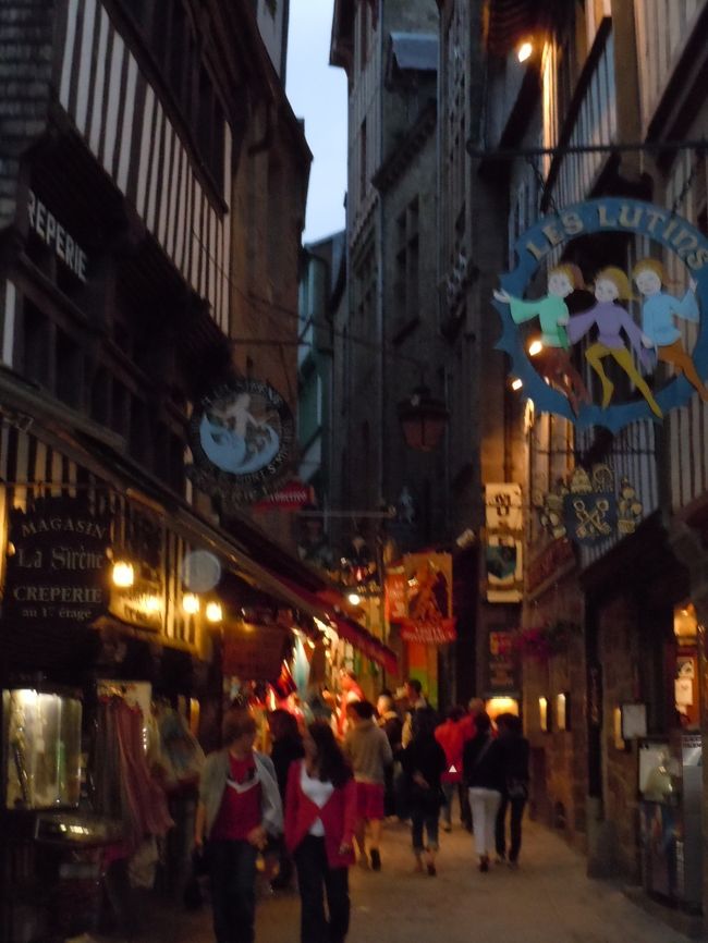 ホテルのベッドで、うっかり眠ってしまいました！！<br />あわてて起きて、通りへ。よかったまだ店は開いてた。。。。