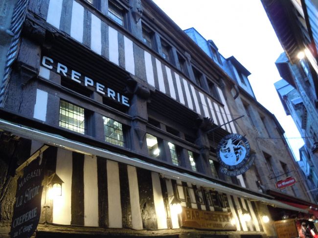 夕食もお土産も見ていなくて、、、、<br />ここは、クレープ屋さんの看板。