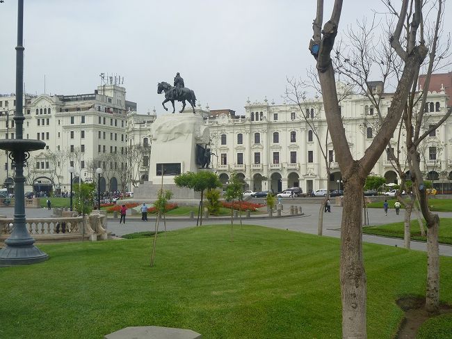 リマの街並み、サン・マルティン広場。サン・マルティン騎馬像。