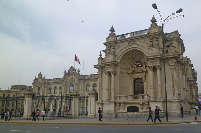 アルマス広場、ペルー政庁。