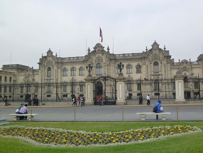 アルマス広場、ペルー政庁。