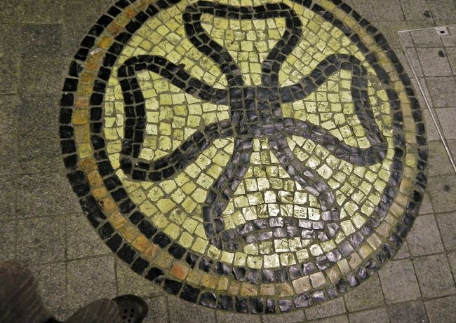 １８時３０分<br /><br />部屋でシャワー、手早く用意して三蓋燈から紅街市へ<br /><br />近いようなのでベルキャプテンに行き方を聞いたが、近いが間違いやすいのでタクシーで行った方が良いとの事<br /><br />タクシーの運転手さんにさんざんなんであんなとこいくんや、あっこは地元のもんしかいかんぞ市場ももう閉まってるやろしどっか他行ったほうがええんちゃう？いっぱい見所あるでこのすかんたこ。観光客でおたくらが初めてやわ２０年もやってるけどとか言われながらもあのあたりミャンマ人の店が多いことや紅街市、赤レンガの市場は１９３０年ごろに出来たことなど聞き出して連れて行ってもらった<br /><br />そういえば通ってきた道路沿いにはふつーの店が並んでいた<br /><br />２５Ｈｋｄ<br /><br /><br />タクシーをおりたところにも綺麗な石畳があった