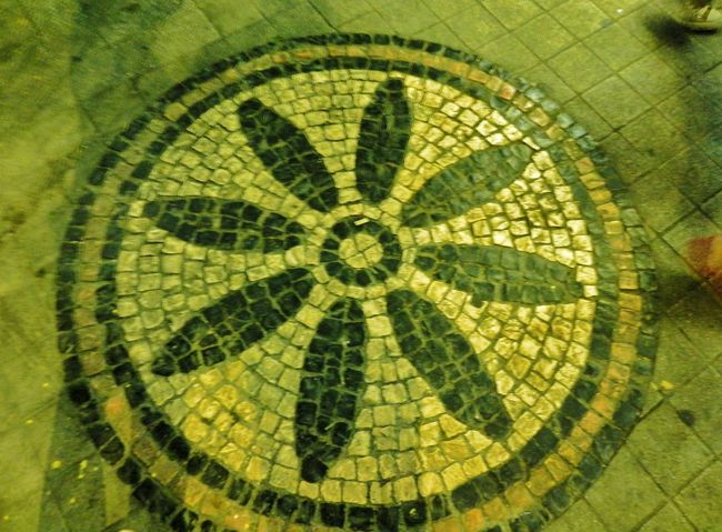 セナドあたりとはちょっと違ったモチーフと多色使い