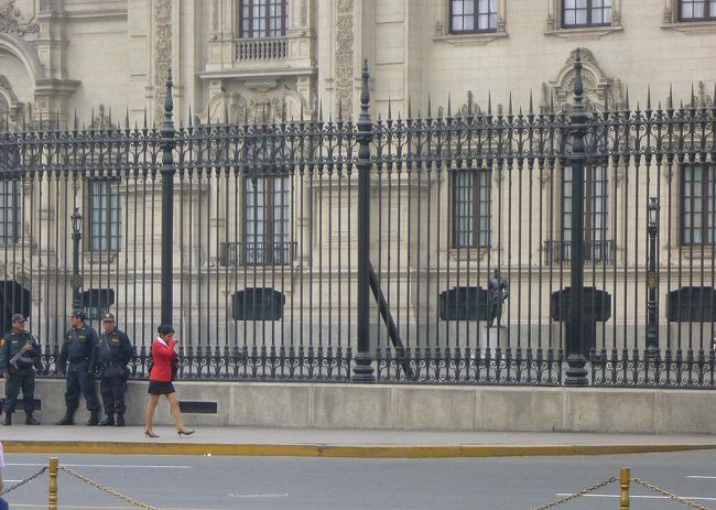 アルマス広場、ペルー政庁。