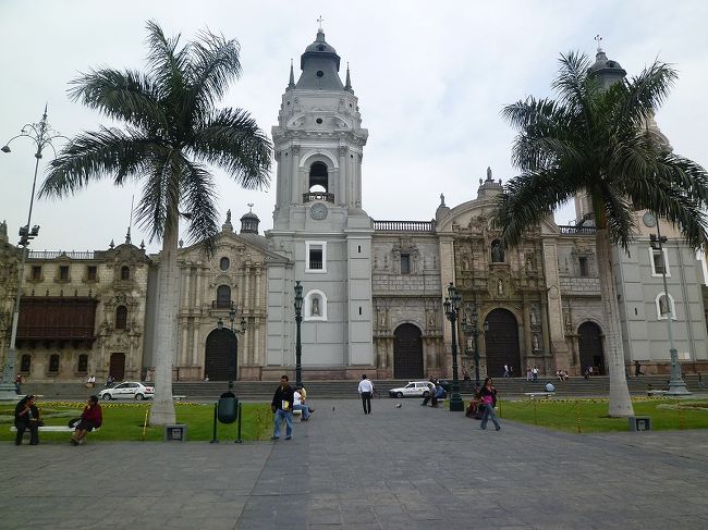 アルマス広場、ペルーで最も古いカテドラル。インカ皇帝アタワルパを処刑したスペイン人、フランシスコ・ピサロが、ここリマを南米征服の拠点として首都建設を始めたのが1535年1月18日。現在、この日はリマの建都記念日となっていて、様々なイベントが催される。広場の東側には一際美しい白亜のカテドラル（大聖堂）があり、ピサロの棺や多くの聖人像と美しい祭壇、そして宗教美術館がある。