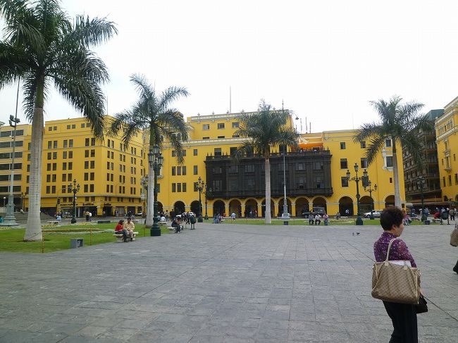 アルマス広場、コロニアル風建物の出窓。