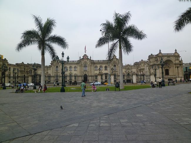 アルマス広場、ペルー政庁。アルマス広場の北側に鎮座する大統領府は、元はインカ帝国を滅ぼしたフランシスコ・ピサロの屋敷だった所で、毎日衛兵交代式が行われる。大統領府と公に定められたのは1939年。
