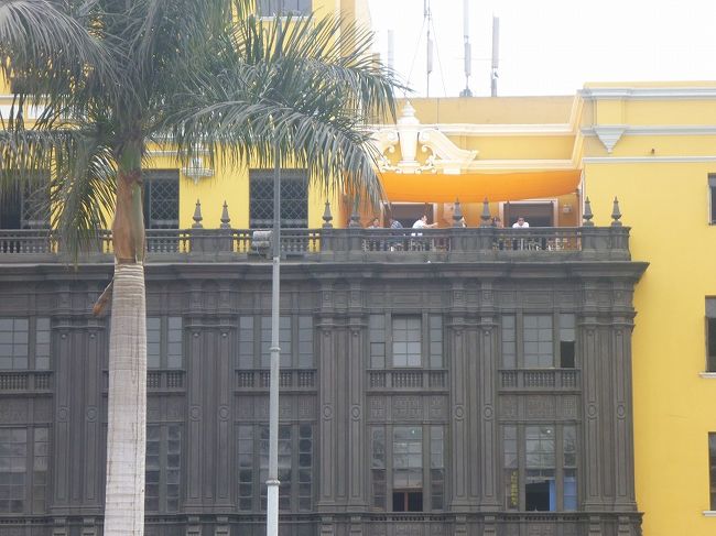 アルマス広場、コロニアル風建物の出窓。