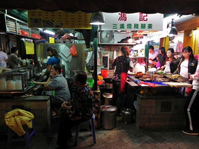 屋台がつづく素敵な通り♪<br /><br />おいらにはね、よめはンにはただの小汚い危なそうな通りらしい