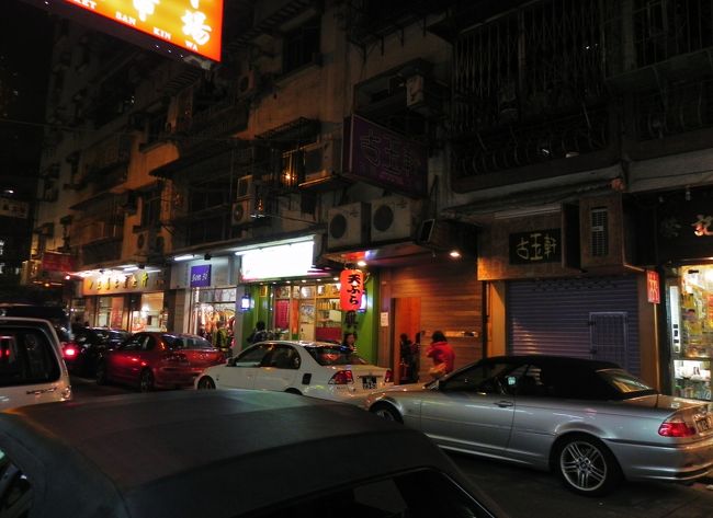 出たところの道路沿いは、地方都市の駅近商店街ふうのたたずまい<br /><br />和食店もいくつか