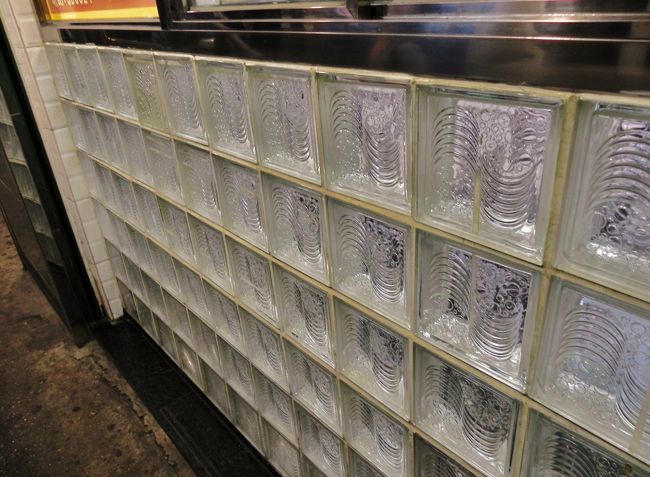 あちこち見て廻るがもひとつこれというものがないらしい<br /><br />おいらはいっぱいあったけど、任せたし<br /><br />どうも疲れてきたようで絡みだすし、とても機嫌悪し<br /><br />ガラスのブロックなぞ撮ってみる