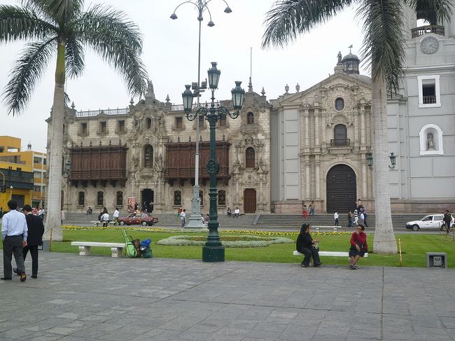 アルマス広場、カテドラル隣のバルコニーが美しい建物は大司教宮殿。ポーランド人建築家によって1924年に建てられた。 <br />