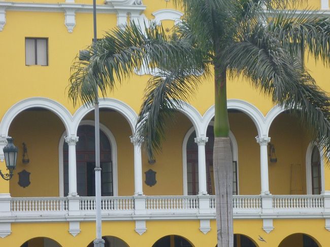 アルマス広場、リマ市庁舎。