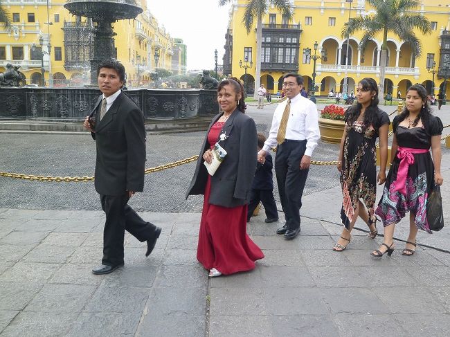 リマの街並み、アルマス広場。新婚カップルがいました。<br />