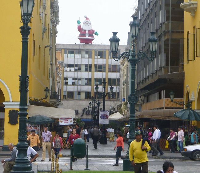 リマの街並み、アルマス広場。ビルの屋上にサンタさん。<br />