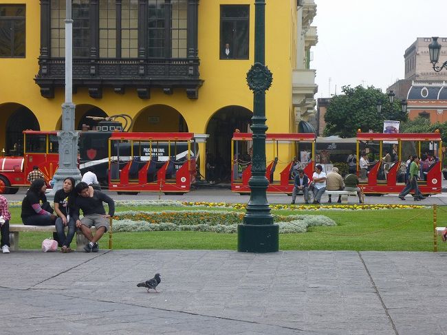 リマの街並み、アルマス広場。プチトレイン。