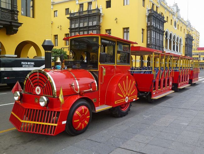 リマの街並み、アルマス広場。プチトレイン。