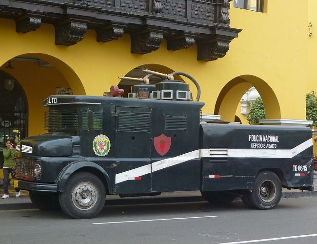 リマの街並み、アルマス広場。市庁舎横に駐車していた警察の放水車。有事に備えている？
