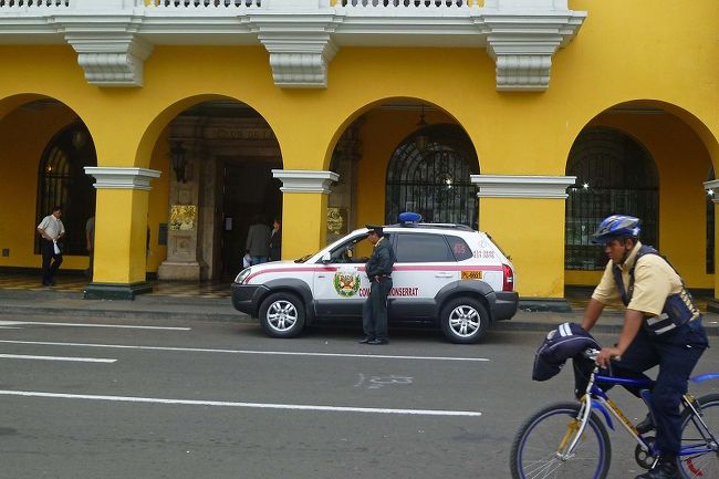 リマの街並み、アルマス広場。パトカーも常駐！