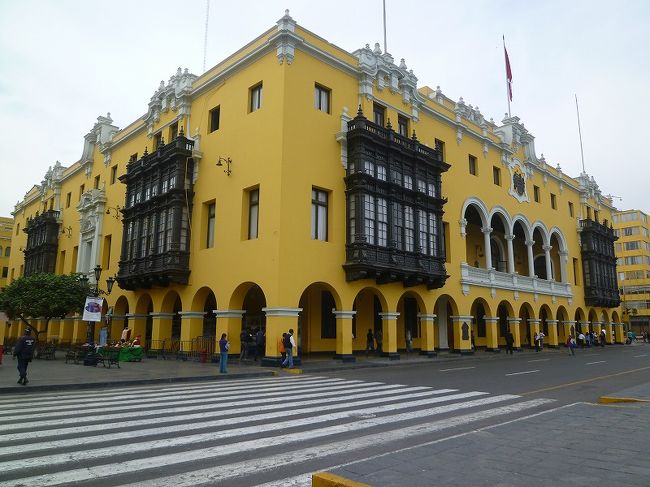アルマス広場、リマ市庁舎。