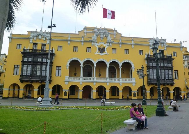 アルマス広場、リマ市庁舎。