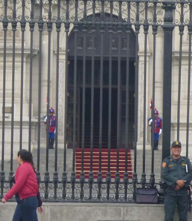 アルマス広場、ペルー政庁。入り口に衛兵が立っている。