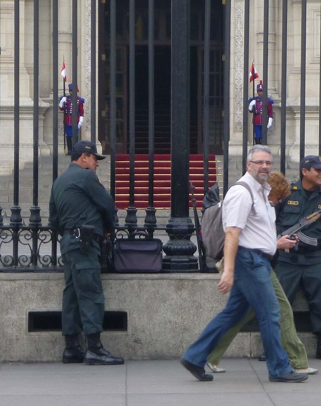 アルマス広場、ペルー政庁。入り口に衛兵が立っている。