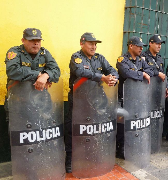 アルマス広場、ペルー政庁横。盾を構えたお巡りさんが警備。