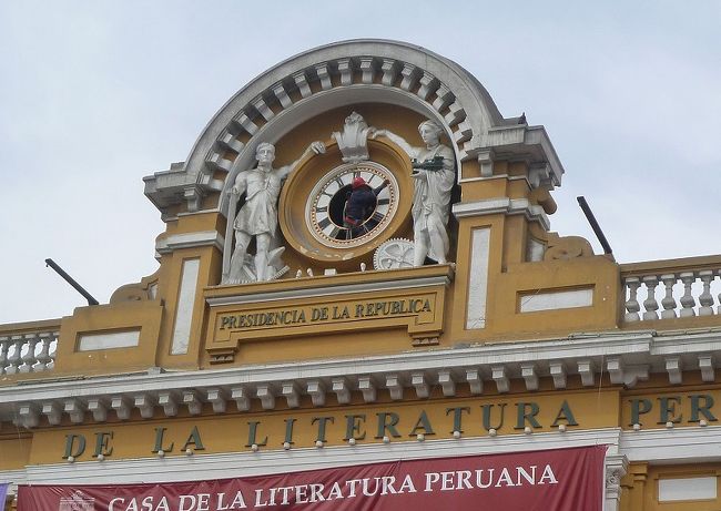 リマの街並み、時計の針部分を修理している人がいた。