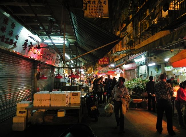 渡船街、光復街とこういった店がつづく