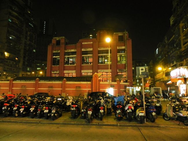 紅街市<br /><br />赤レンガの生鮮市場<br /><br />こじんまりしてる<br /><br />本当はもっと早い時間に本土とのボーダー越えて帰りにクァンツァからここよりずっとでかいらしい祐漢街市の、マーケットものぞいてからこのあたりにくるつもりだった