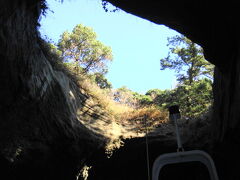 洞窟の天井にぽっかり穴があいています。これが、天窓洞です。
