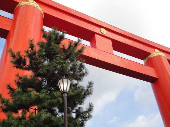 平安神宮の大きな鳥居を挟んで