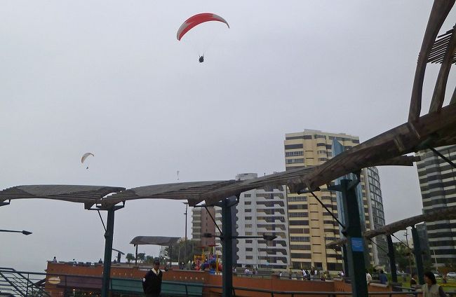 ショッピングモールの上空をハングライダーが飛んでいた。