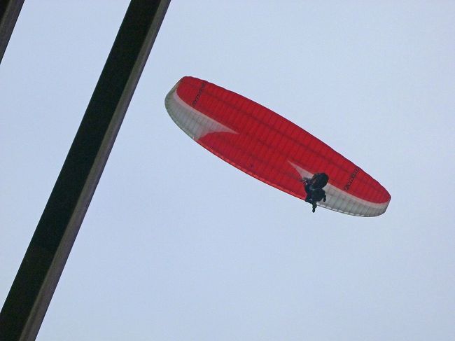 ショッピングモールの上を飛ぶハングライダー。