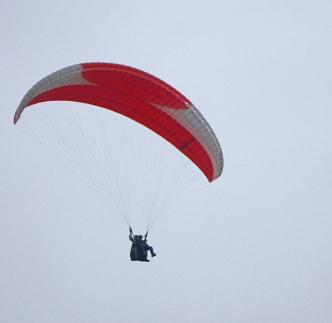 ショッピングモールの上を飛ぶハングライダー。