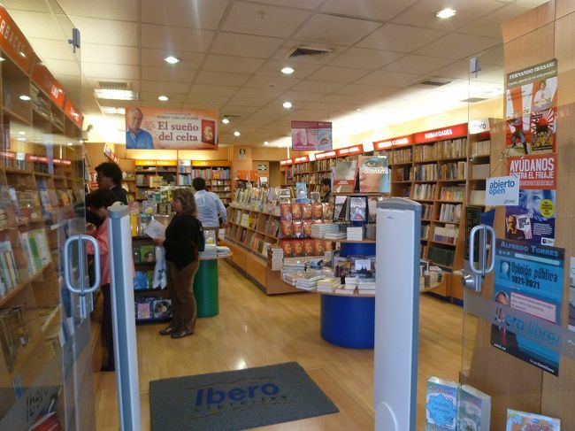 ショッピングモール、本屋さん。