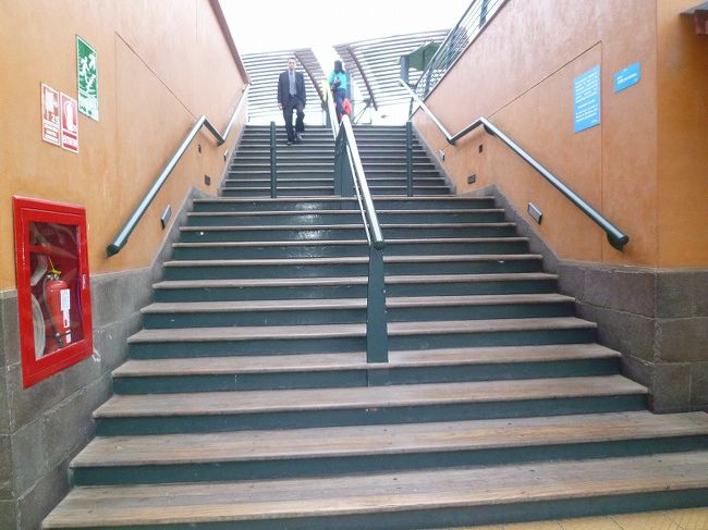 ショッピングモール、出入り口階段。