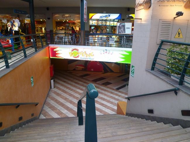 ショッピングモール、ボーリング場入り口。