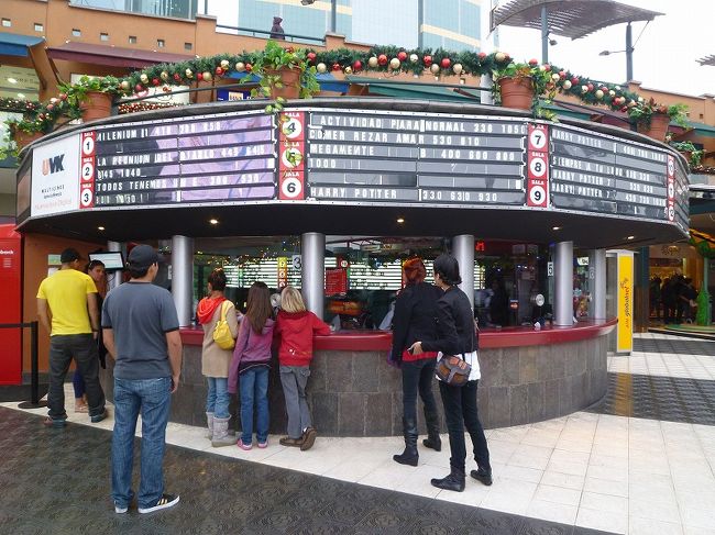 ショッピングモール、映画チケット売り場。