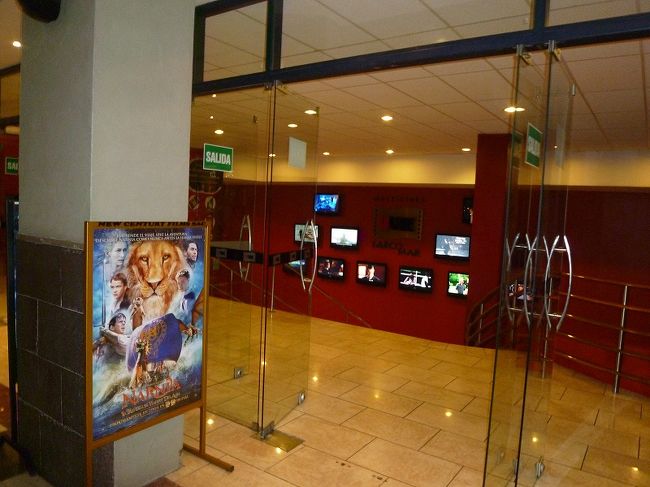 ショッピングモール、映画館。