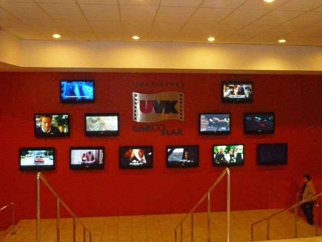 ショッピングモール、映画館。<br />