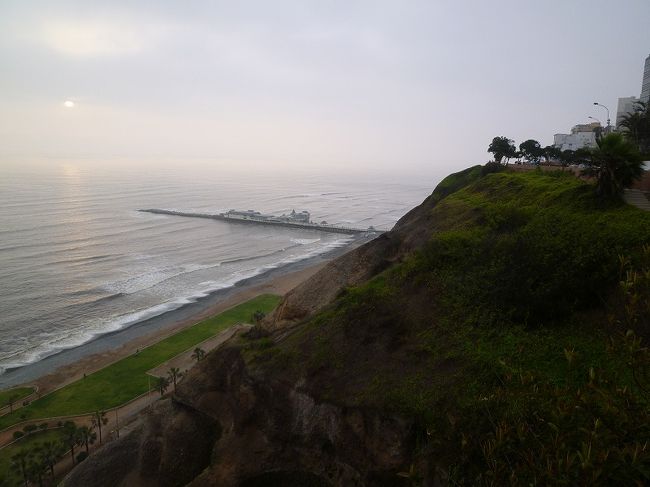 リマの街並み、ミラフローレス地区。太平洋。
