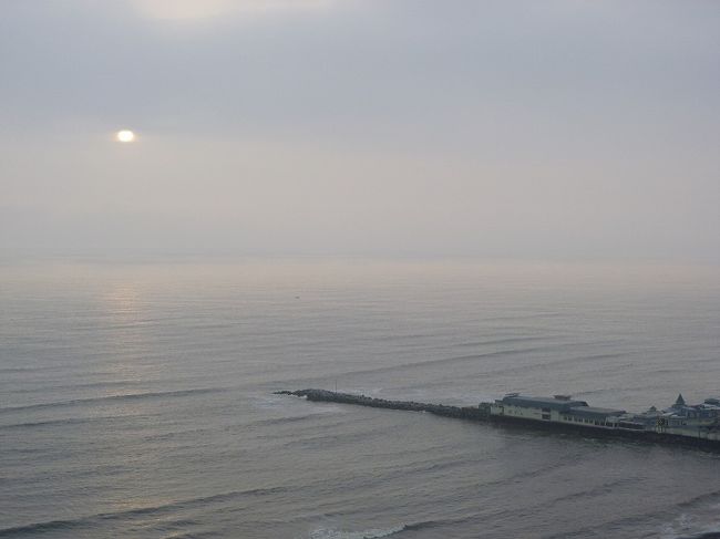 リマの街並み、ミラフローレス地区。太平洋。