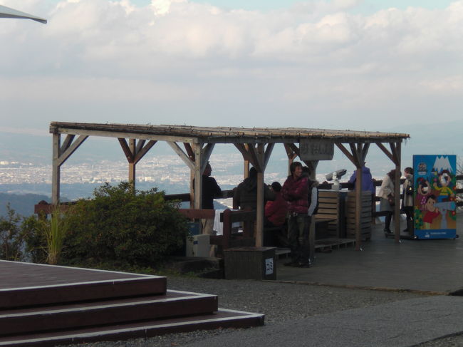 山頂には足湯があり、ほっこりできます。タオルを持参しなかったため、売店にて購入。忘れずにもっていかないといけなかった。