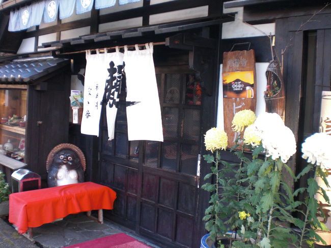 玄関を入ると囲炉裏があり、風情があるそばやさんでした。