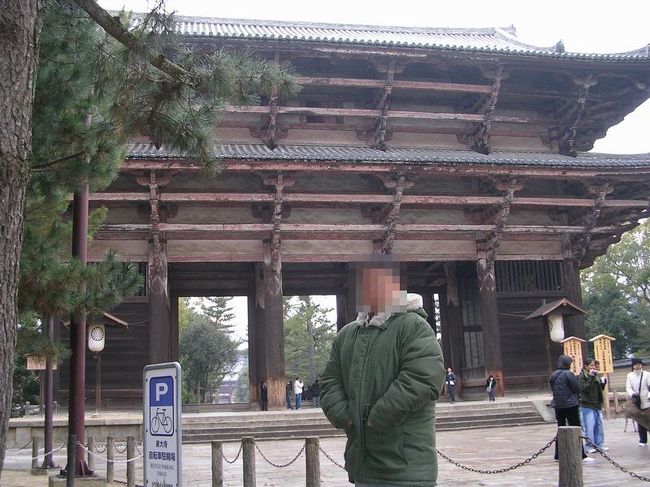 京都の実家に帰省するついでに奈良に立ち寄ってみました。まずは国宝に指定されている南大門をくぐります。