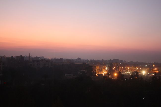 １１月７日（日）<br />エジプト旅行５日目。この日が実質最終日です。<br /><br />朝５時半起床、宿泊したギザのホテル“デルタ・ピラミッド”の１０階の部屋から窓の外を眺めると、昨日はスモッグで見られなかった朝焼けが広がっています。