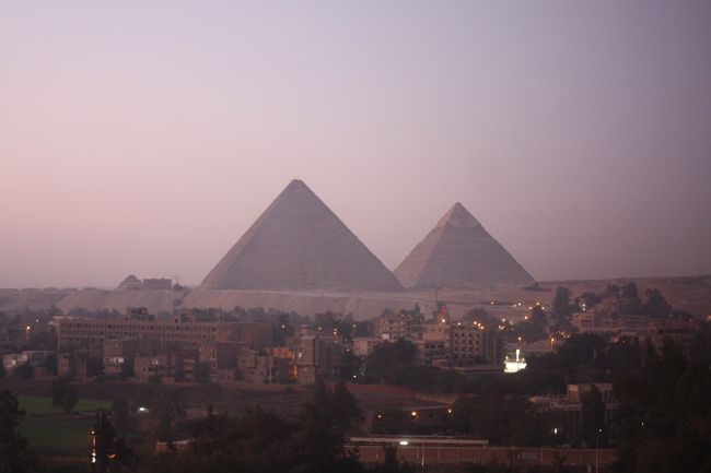 ピラミッドをズームイン。<br /><br />頂上に元の高さを示す避雷針のような棒が建てられている左のものがクフ王、頂上に化粧石が残っている右のものがカフラ王のピラミッドです。<br /><br />今日も世界中から何千人という観光客がここを訪れることでしょう。